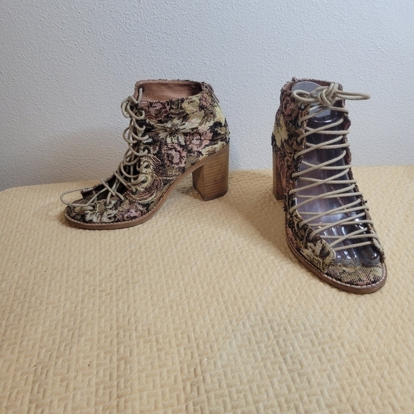 Jeffrey Campbell size 6.5 cors tapestry floral boho peep toe 3in heels - Picture 1 of 9